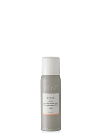 Discover STYLE BRILLIANT GLOSS SPRAY on keune.ch – our anti-frizz secret for intense shine. This lightweight finishing spray leaves no weight in your hair.