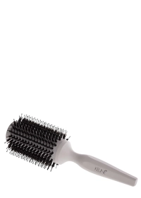 KEUNE THERMAL BRISTLE BRUSH 43MM: Diese professionelle Haarbürste ermöglicht besonders glattes Föhnen, verleiht mehr Volumen und sorgt für einen Anti-Frizz-Effekt.  Jetzt auf keune.ch erhältlich.